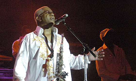 Dennis Thomas se skupinou Kool and the Gang na koncertu v roce 2008