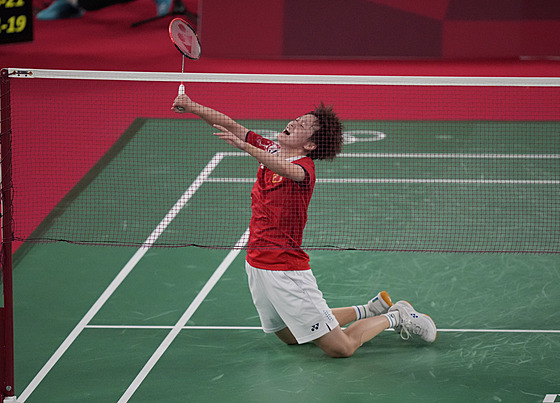 chen Jü-fej z íny oslavuje olympijský triumf v badmintonové dvouhe.
