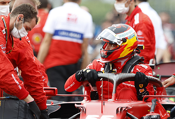 Carlos Sainz z Ferrari se chystá na Velkou cenu Maarska F1.