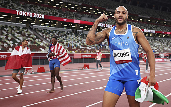 Lamont Marcell Jacobs slaví zlatou olympijskou medaili ze sprintu na 100 metr.