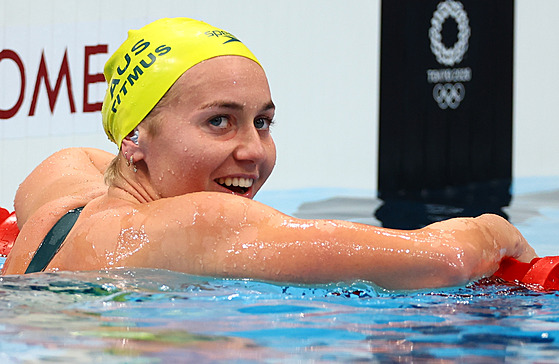 Australská plavecká hvzda Ariarne Titmusová slaví v olympijském bazénu.