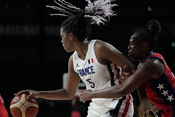 Francouzská basketbalistka Endene Miyemová (5) si kryje mí, atakuje ji Chelsea...