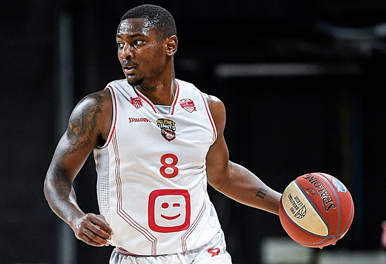 Sterling Gibbs v bílém dresu belgického klubu Antwerp Giants