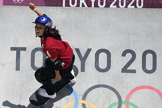 Japonská skateboardistka Sakura Josozumiová míí pro olympijské zlato.