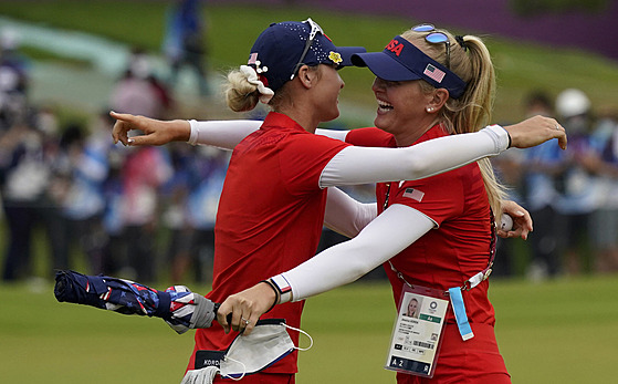 Nelly Kordová (vlevo) slaví olympijské zlato z golfu se svou sestrou Jessicou.