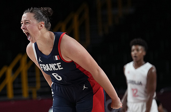 Francouzská basketbalistka Alexia Chartereauová oslavuje svou trefu proti...