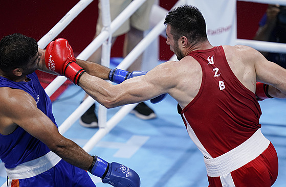 Uzbecký boxer Bachodir Jalolov práv� ude�il Inda Kumara.
