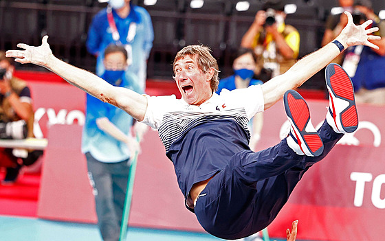Francouzský trenér Laurent Tillie slaví olympijské zlato nad hlavami svých...