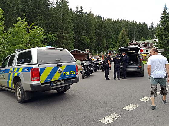 Policisté se stráci Správy Krkonoského národního parku pokutovali motorkáe...