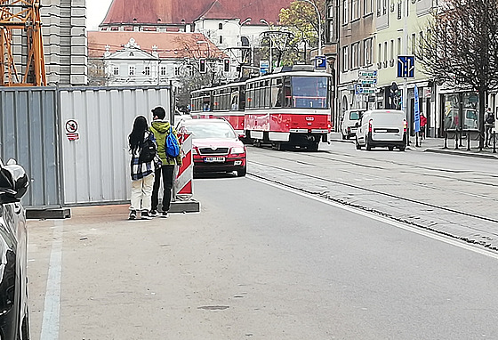 Lidé obcházející uzavenou ást chodníku v Lidické ulici v Brn se ocitali...