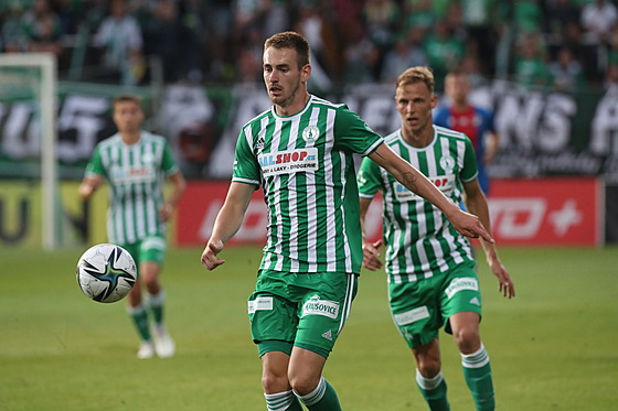 Roman Kvt z Bohemians zpracovává balon.