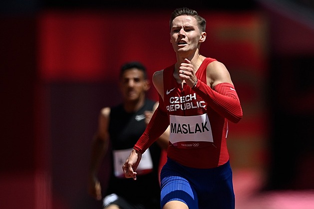 Maslák v rozběhu zaostal, skončil až čtyřicátý. Start ve štafetě zváží