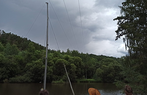 Ste plachetnice se dotknul drát velmi vysokého naptí nad Lunicí. (3....