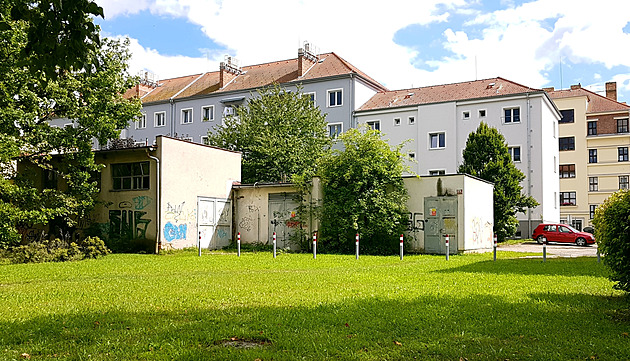 Zatím stojí mezi bytovými domy v klidné lokalit Praského pedmstí nízký...