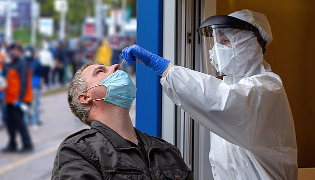 V Česku stoupl počet úmrtí s covidem, epidemie však dál zpomaluje