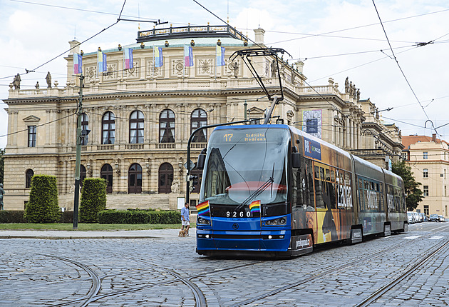 Ty seš teplej? V pražské tramvaji vypukla hádka kvůli LGBT vlajkám