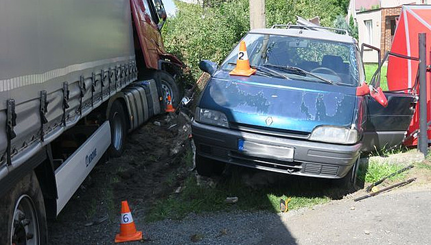 idi kamionu vyjel v eské Vsi na krajnici, kde smetl osobní auto stojící u...