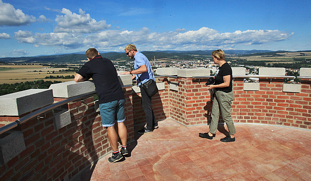 Za nocleh sleva na vstupném či káva navíc. Turistické benefity bodují