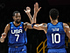 Amerit basketbalist Kevin Durant a Jayson Tatum oslavuj vhru nad...