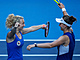 Tenistky Krejíková a Siniaková v objetí po vítzství v Tokiu (1. srpna 2021)