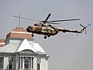 Helikoptéra s afghánským prezidentem Arafem Gháním pistává u paláce Darul...