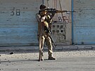 Afghánské bezpenostní síly bojují s Tálibánem v ulicích Herátu (2. srpna 2021)
