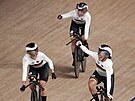 Nmecké dráhové cyklistky oslavují olympijské zlato ve stíhacím závod drustev.