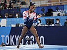 Americká gymnastka Simone Bilesová se raduje po výkonu na kladin.