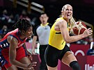 Australská basketbalistka Tess Madgenová zakonuje v duelu s USA, pihlíí...