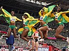 Parádní zlatá oslava jamajské tafety na 4x100 metr. Zleva: Shericka...
