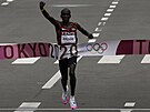 Eliud Kipchoge z Keni si suverénn dobhl pro olympijské zlato v maratonu.