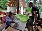 Dti z pímstského tábora v Chebu si vyzkouely peení chleba v obecní peci i...