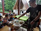 Dti z pímstského tábora v Chebu si vyzkouely peení chleba v obecní peci i...