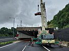 Pi pronsledovn na dlnici D8 skonilo auto na ochozu tunelu. (1. srpna 2021)