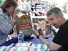 Premiér Andrej Babi pi autogramiád své knihy v Prhonicích. (7. srpna 2021)
