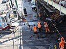 Úsek mezi Výtoní a Podolskou vodárnou uzavela oprava kolejí. (7. srpna 2021)