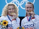 Kateina Siniaková (vlevo) a Barbora Krejíková pózují se zlatými medailemi ze...