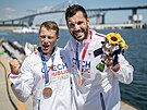 Josef Dostál (vpravo) a Radek louf pózují s bronzovými medailemi za olympijský...