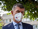 Premiér Andrej Babi dostal ve Zdravotním ústavu v Ostrav plastovou maketu...