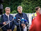 Premiér Andrej Babi a ministr prmyslu a obchodu a dopravy Karel Havlíek na...