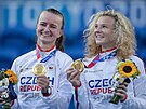 Barbora Krejíková (vlevo) a Kateina Siniaková pózují se zlatými medailemi ze...