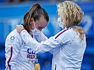 Tenistky Krejíková a Siniaková si pedávají zlaté medaile za výhru v Tokiu (1....