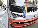 Duhov vlajeky zdob prask tramvaje. (2. srpna 2021)
