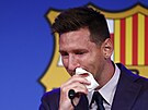 Lionel Messi pláe na tiskové konferenci po konci v Barcelon