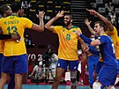 Braziltí volejbalisté slaví vítzný bod ve tvrtfinále olympijského turnaje.