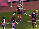 Megan Rapinoeová (nahoe) slaví se svými americkými spoluhrákami gól v utkání...