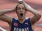 Olympijský vítz v bhu na 400 metr pekáek Nor Karsten Warholm neme...
