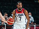 Americký basketbalista Kevin Durant v zápase s eskem. Sleduje ho David Jelínek.