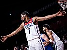 Americký basketbalista Kevin Durant brání v zápase s eskem
