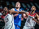 eský basketbalista Ondej Balvín (uprosted) doskakuje v zápase se Spojenými...